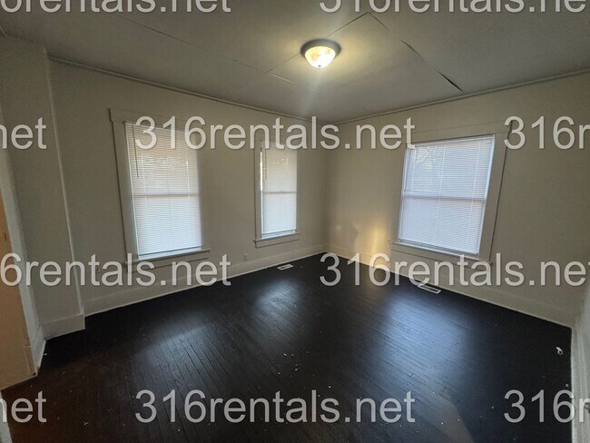 Building Photo - $1095 - 4 bed 2 bath - Single Family Home - NEWLY RENOVATED