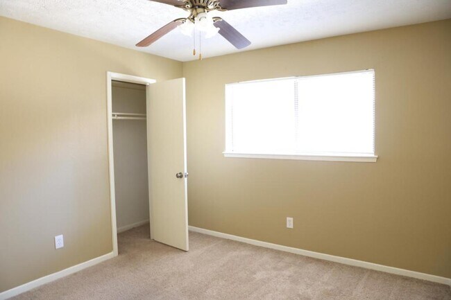 Building Photo - 2215 Silver Falls Dr