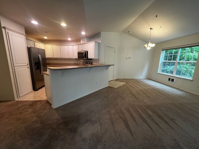 Building Photo - DuPont Condo, 3 bedrooms, 2.5 bath for Rent