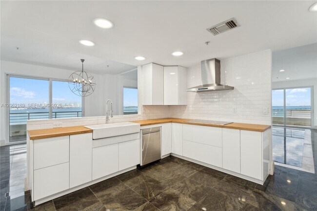 Building Photo - 1402 Brickell Bay Dr