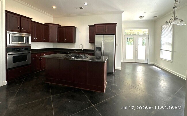 Building Photo - Charming 4 Bedroom Townhouse with 2 Large Suites