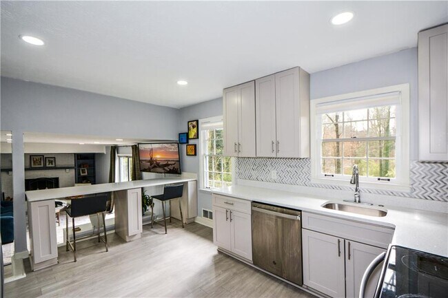 Building Photo - 643 Navarre Dr