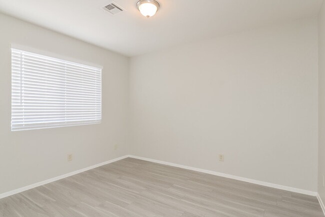 Building Photo - 108 Spinnaker Dr