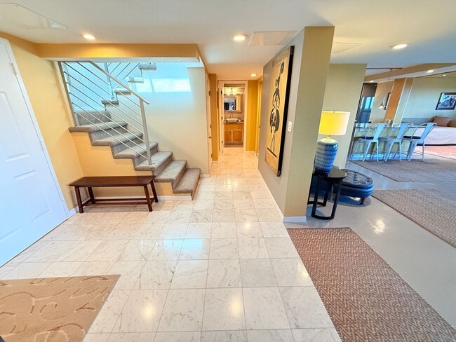 Building Photo - Huge Loft-Style 1 bed 1.5 Bath for Rent in...