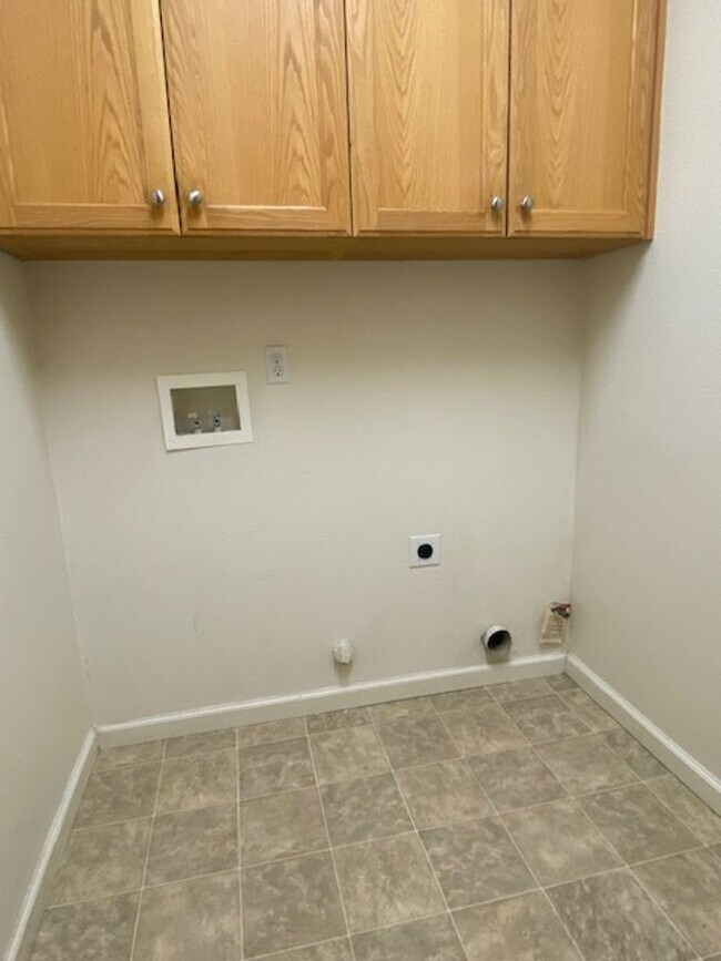 Building Photo - Available 12/1/25 Immaculate home in West ...