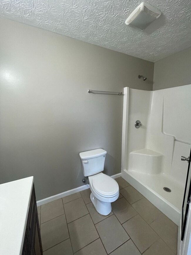 Building Photo - 3 bedroom, 2 bathroom home in the heart of...