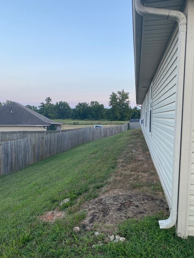 Building Photo - 3 bedroom 2 bath duplex with 2 Car Garage ...
