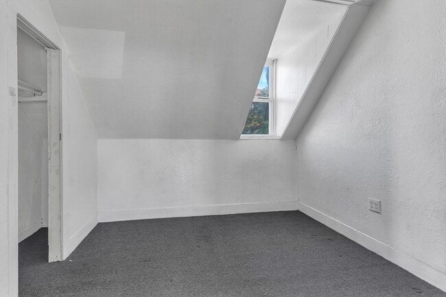 Building Photo - 13R Plain St