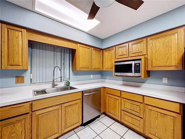 Building Photo - 1601 Riverhills Dr