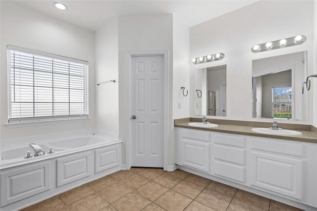 Building Photo - 421 Kate Dr