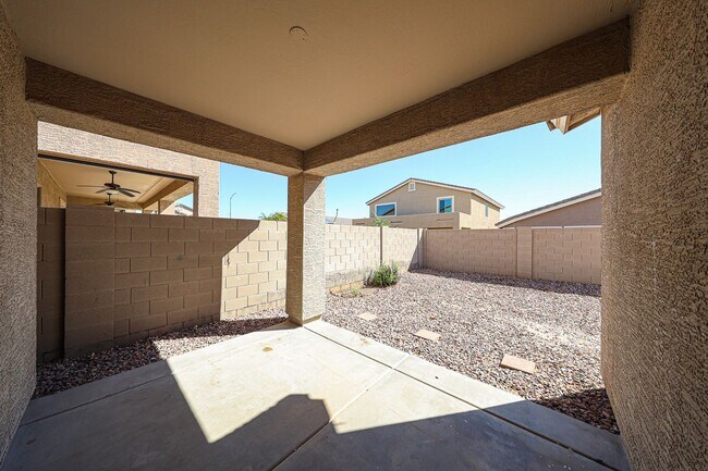 Building Photo - Charming 4 Bed 2 bath 2 Car Garage Home in...