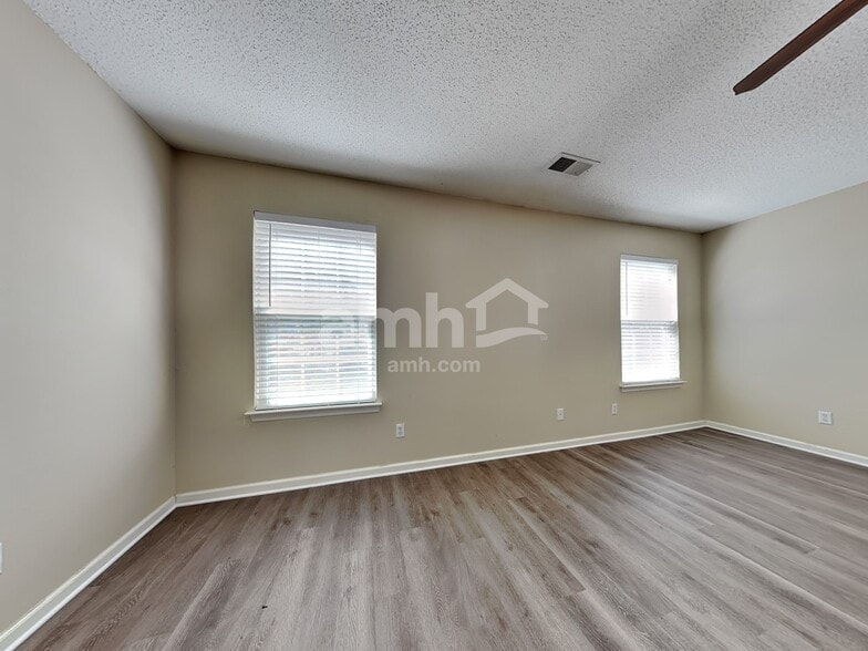 Building Photo - 7 Holly Springs Cir