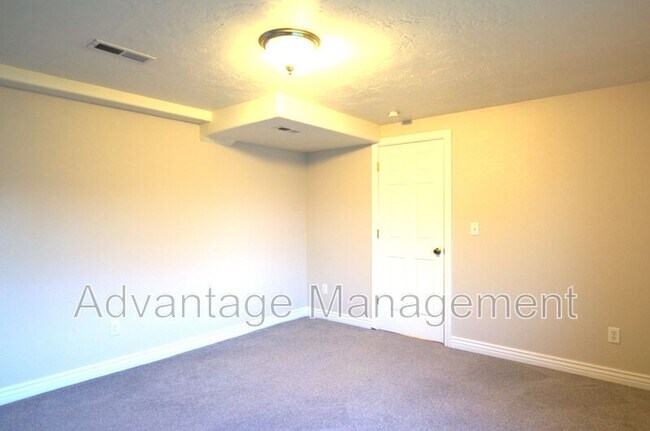 Building Photo - 4044 S Lake Vista Dr