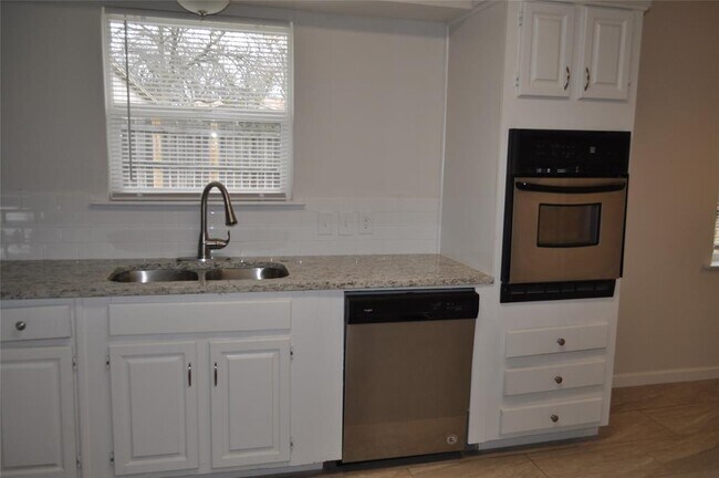 Building Photo - 2232 Shady Brook Dr
