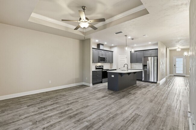 Building Photo - Villas of West 3Bed/2Bath End Unit