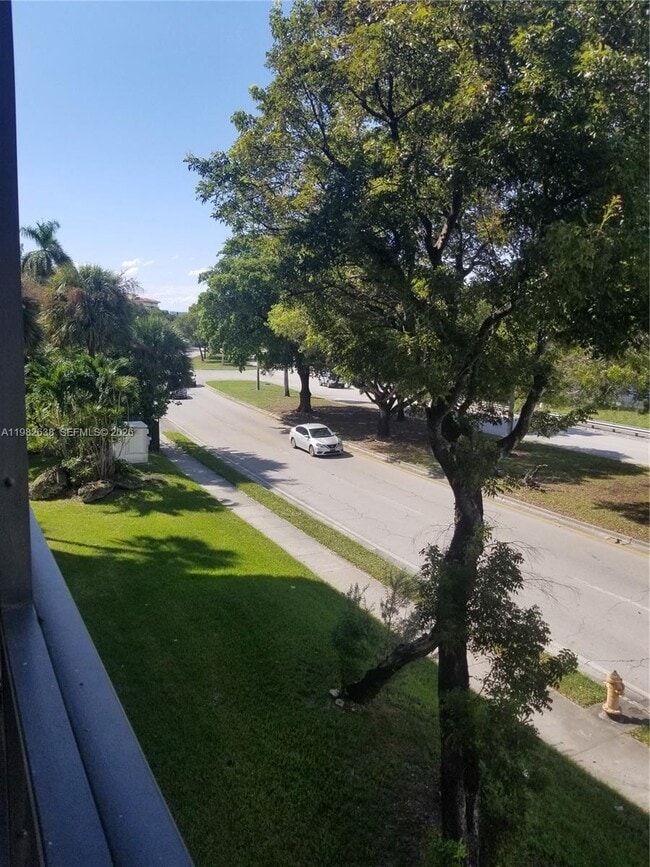 Building Photo - 9150 Fontainebleau Blvd