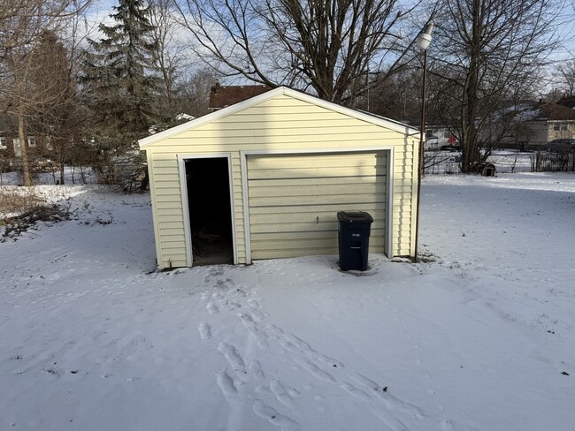 Building Photo - 835 Inman St