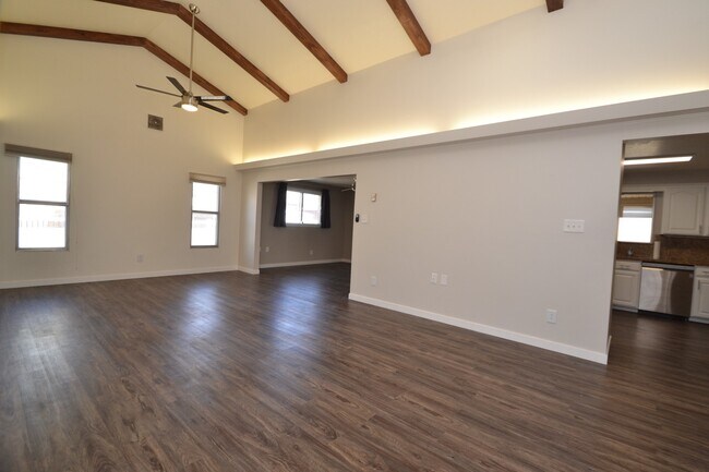 Building Photo - Awesome 5 bed 3 bath Home in Murray!!!