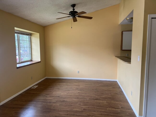 Building Photo - 870 London Green Way