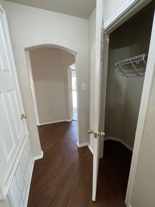 Building Photo - NEW ON MARKET