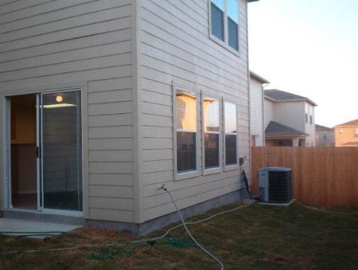 Building Photo - Large 3 Bedroom