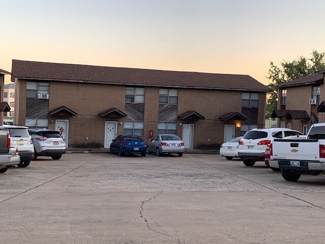 Building Photo - 305 W Pleasant Valley Rd