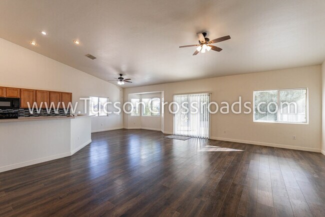 Building Photo - 4 Bedroom / 2 Bathroom Home