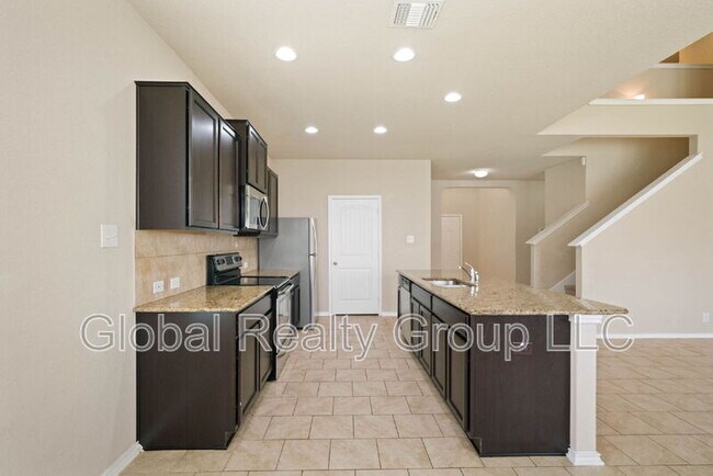 Building Photo - 437 Kings Way