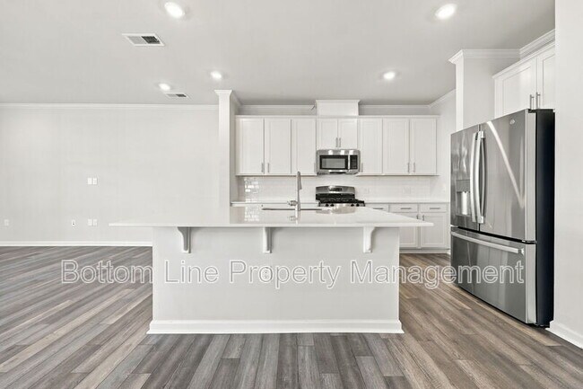 Building Photo - 5811 Woodlawn Dr