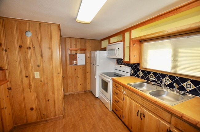 Building Photo - FOR LEASE! 1 BR - 1 BA - 1 Car Garage -  680 sf - Two-Story Apartment in a a Great Location Near ...