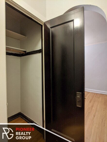 Building Photo - 2122 W Ainslie St