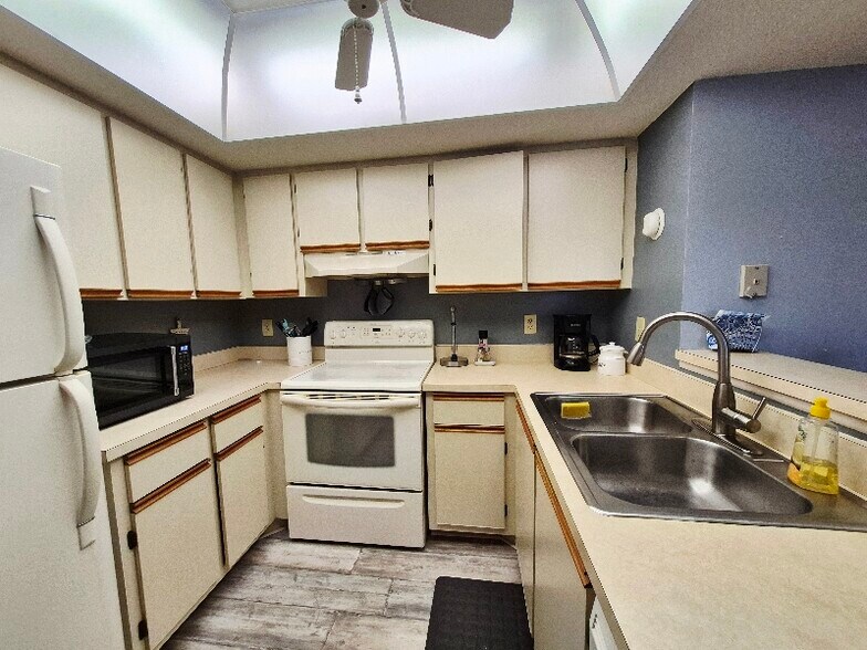 Building Photo - 19505 Quesada Ave