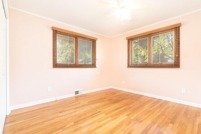 Building Photo - 3672 Middlebury Ln