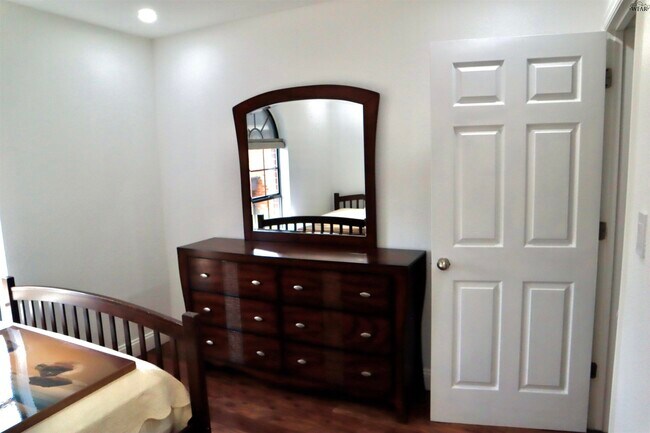 Building Photo - 19 Pilot Point Dr