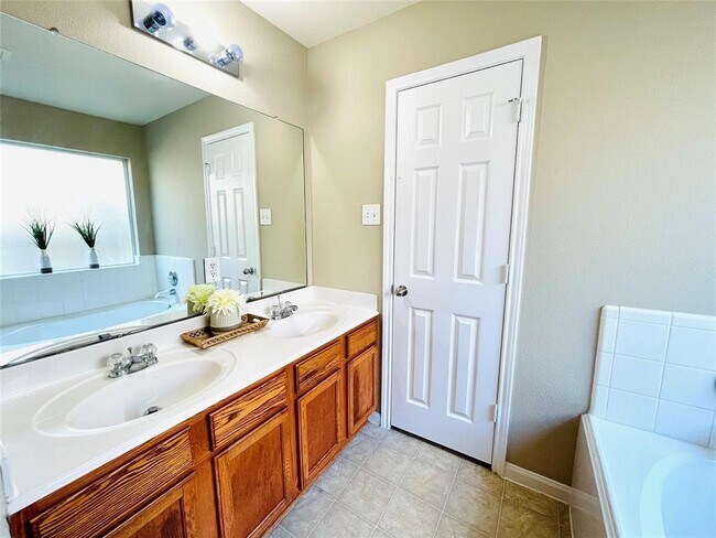 Building Photo - 6330 Applewood Forest Dr