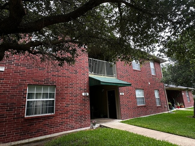 Building Photo - Available Now! 1/1 Apartment - **HUD Accepted** (upstairs)