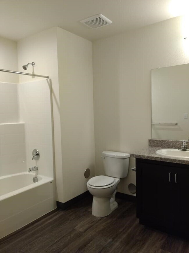 Building Photo - 200 E 10th St