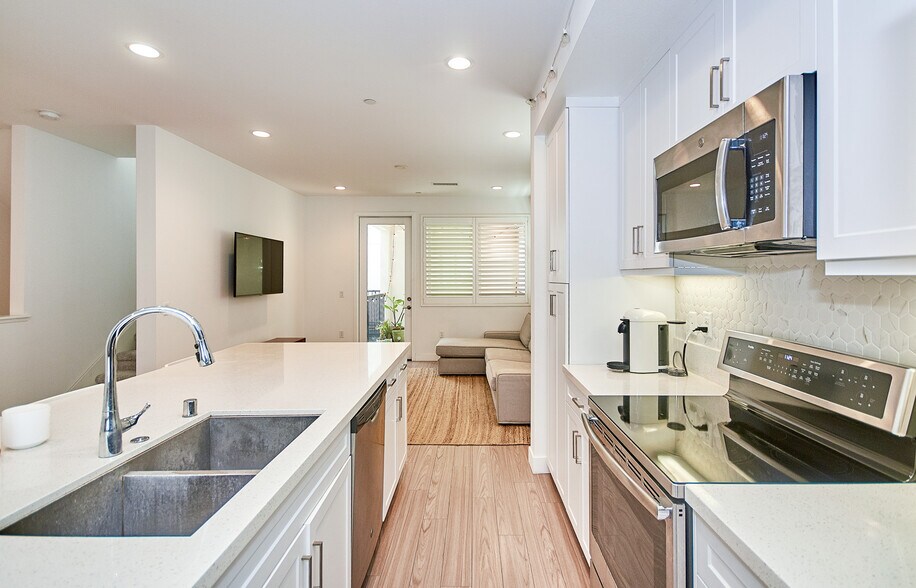 Building Photo - 9914 Artesia Blvd