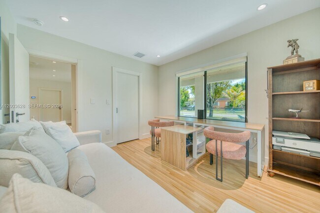 Building Photo - 1940 SW 32nd Pl