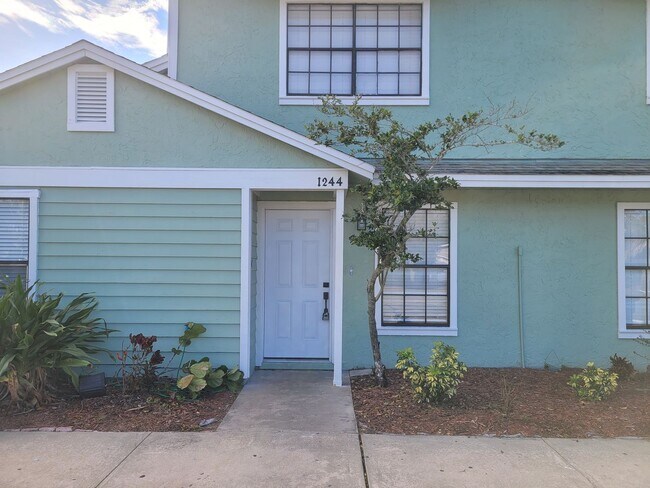 Building Photo - 1236 Dovehill Dr