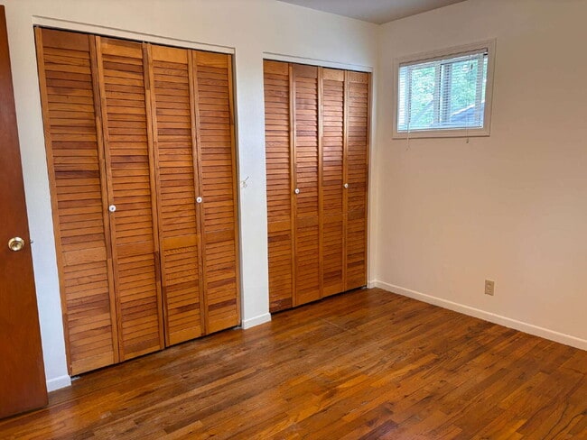 Building Photo - 3 BR bright, sunny, meticulously cared for house with large fenced yard and attached garage. Offe...