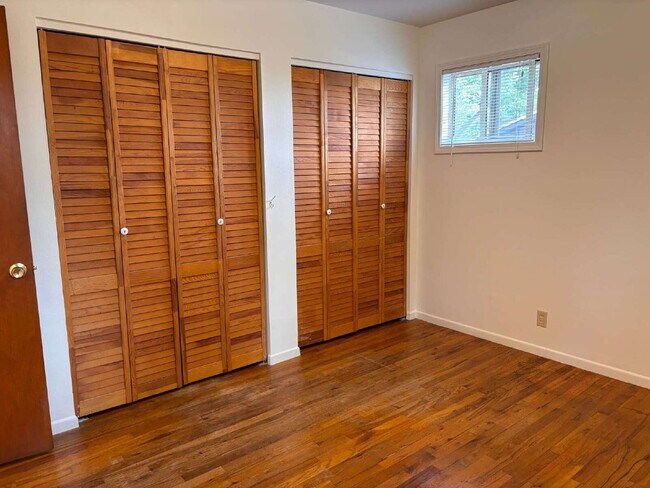 Building Photo - 3 BR bright, sunny, well-maintained house with large fenced yard and attached garage.