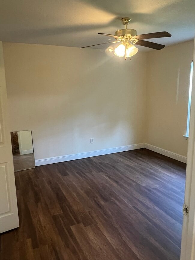 Building Photo - Beautiful 2/1 House in pass Christian, MS