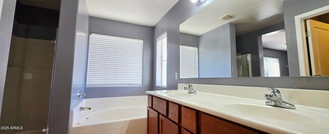 Building Photo - 587 S Buena Vista Ct