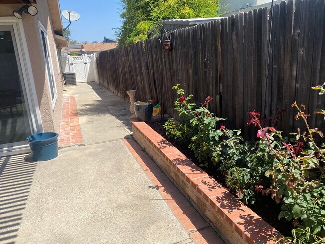 Building Photo - 3 Bedroom Home - Centrally Located with So...