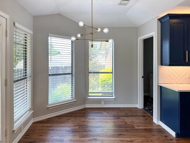 Building Photo - 3 Bed / 2 Bath / 2 Car Gargae / Pool