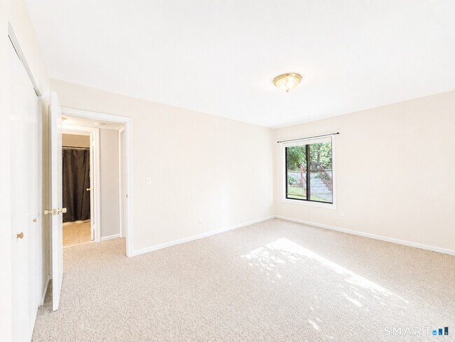 Building Photo - 10 Woodsedge Dr