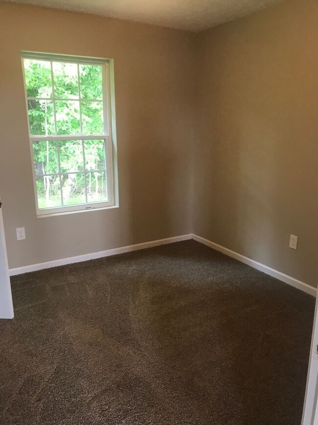 Building Photo - 3 Bedroom  2 Bathroom in White Pine