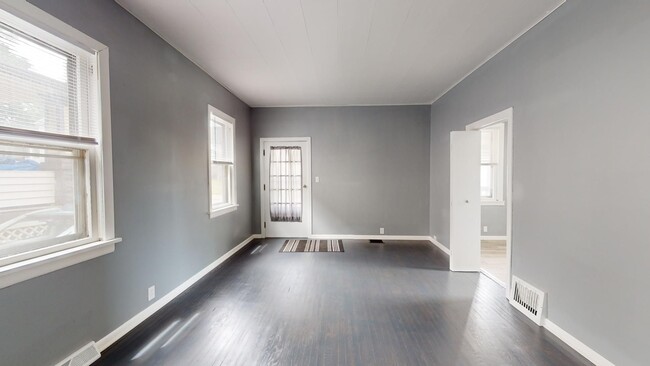 Building Photo - ** AVAILABLE OCTOBER 2025 *** Old Brooklyn...