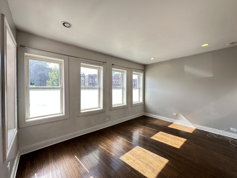 Building Photo - 1621 N McVicker Ave